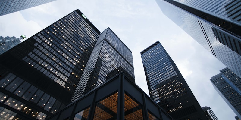 摩天大楼链接建设技术：创建行业最高质量内容吸引外链的策略概念图